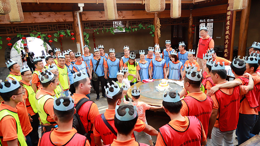 生日快乐,走一个!金年会机械给员工寿星来一场惊喜生日派对 生日快乐,走一个!金年会机械给员工寿星来一场惊喜生日派对